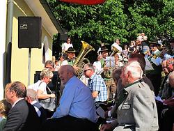 Die Abordnung der Blaskapelle repräsentiert eine der bedeutendstens Kulturinitiativen der Kleinregion. – (Foto: Martin Krusche)