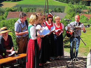 Sangesfreudige Menschen bei einem Kapellenfest. – (Foto: Martin Krusche)