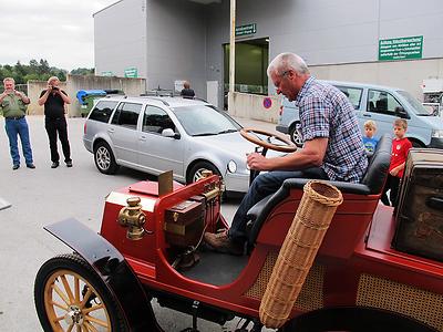 Ex-Puchianer Sepp Schnalzer auf einem Albl Phönix von 1902, eine Grazer Konstruktion. - (Foto: Martin Krusche)