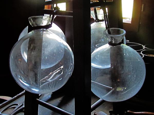 Ein Wasserglas und das simple Prinzip der Sammellinse. - (Foto: Martin Krusche)