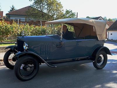 Heinz Mesicek im Steyr IV, der „Schrumpfversion“ des Steyr Waffenautos. (Foto: Martin Krusche)