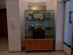 Die Vitrine im Volksbank-Foyer. (Foto: Martin Krusche)