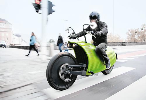 Elektro-Motorrad mit Display im Rückspiegel