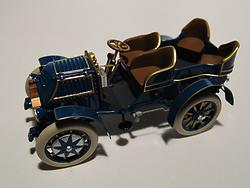 Der Lohner-Porsche von 1901 im Maßstab 1:43 – (Foto: Martin Krusche)