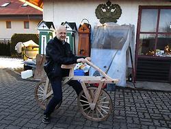 Alfred Valta testet den Nachbau eines Laufrades a la Drais (Foto: Radlobby ARGUS Steiermark)
