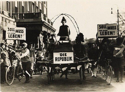 Sozialdemokratischer Festzug zur Zehnjahrfeier der Republik am 12. November 1928 mit Radfahrern