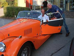 Bürgermeister Robert Schmierdorfer beim Probesitzen im Morgan Roadster. (Foto: Martin Krusche)