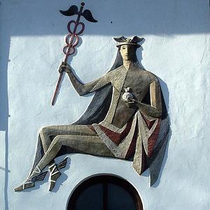 Hermes in einer Darstellung von Franz Weiß, am Kreiswehrersatzamt in Kempten. (Foto: Richard Mayer, Creative Commons)