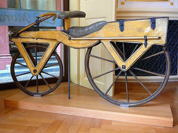Ein Laufrad, wie es Karl Freiherr von Drais eingeführt hat, daher auch die Bezeichnung Draisine. - (Foto: Gun Powder Ma, Creative Commons)