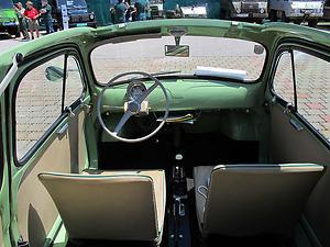 Das Stahldach kam später: 1957er Cockpit der Cabrio-Limousine mit Rollverdeck – (Foto: Martin Krusche)