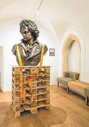 Ein Titan auf Holzpaletten: eine kolossale Beethoven-Büste (Caspar von Zumbusch, 1877) in der Döblinger Probusgasse.
