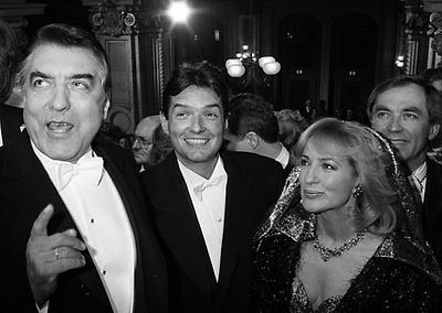 Falco zwischen Wiens früherem Bürgermeister Helmut Zilk und seiner Frau Dagmar Koller am 6. Februar 1986 beim Wiener Opernball