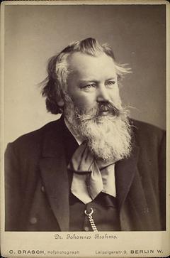 Johannes Brahms auf einem Foto von 1889.