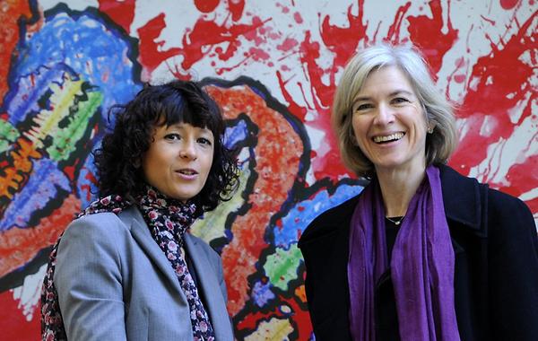 Mit dem Nobelpreis geehrt: Emmanuelle Charpentier (l.) und Jennifer Doudna vor einem Kindergemälde des Genoms in San Francisco.