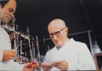 Dr. Hönel mit Mitarbeiter im Labor