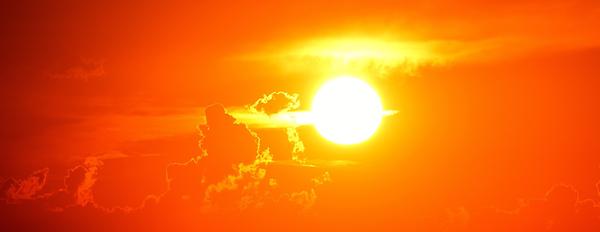 In Sternen wie der Sonne wird bei großer Hitze und unter ungeheurem Druck Wasserstoff zu Helium fusioniert. Die frei werdende Energie versorgt die Erde mit Licht und Wärme.