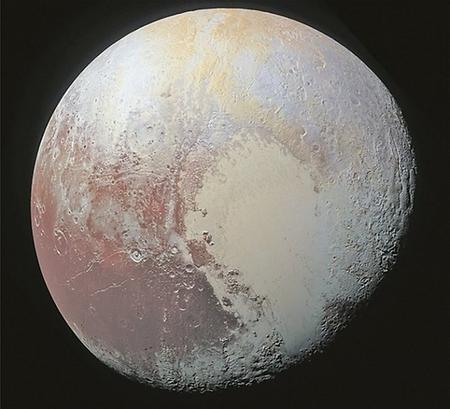 Plutos Oberfläche präsentiert sich aufgrund unterschiedlicher organischer Verbindungen bunt