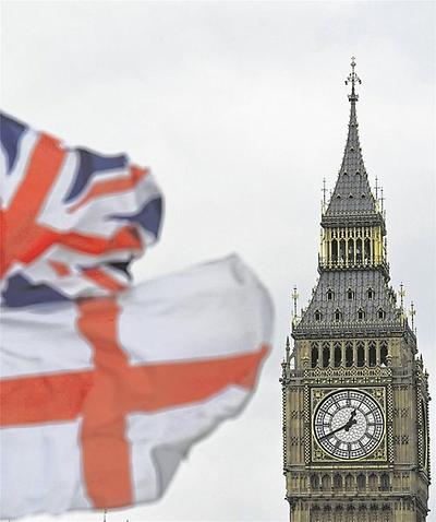 Flagge: Großbritannien und England. Im Hintergrund Big Ben