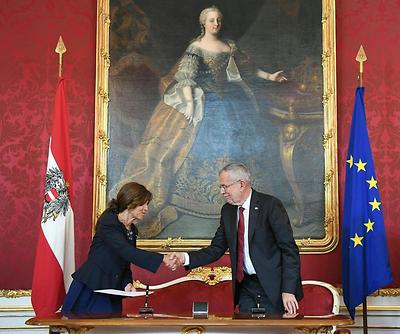 Bundeskanzlerin Brigitte Bierlein und Bundespräsident Alexander Van der Bellen bei der Angelobung der neuen Bundesregierung am 3. Juni 2019