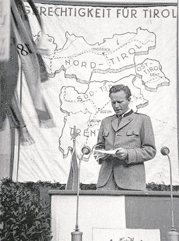 Karl Gruber, als damaliger Landeshauptmann von Tirol, bei der Südtirolkundgebung am 4. September 1945 in Innsbruck, bei der Tausende die Rückkehr Südtirols zu Österreich forderten