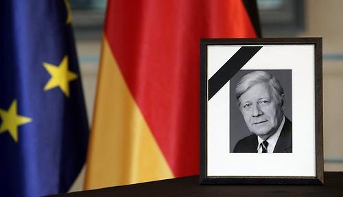 In Berlin wurde ein Kondolenzbuch für Helmut Schmidt aufgelegt