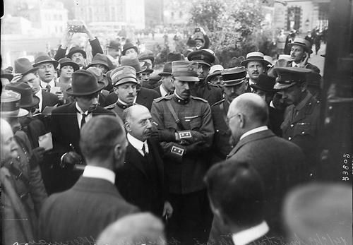 Karl Renner (rechts, abgewandt) trifft in Saint-Germain-en-Laye ein