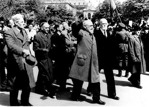 Karl Renner nach der Konstituierung der Provisorischen Staatsregierung am 29. April 1945, rechts neben ihm Theodor Körner.