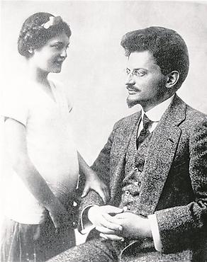 Der junge Trotzki mit einer seiner Töchter