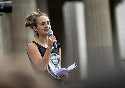 Carola Rackete am Globalen Klima Protesttag vor dem Brandenburger Tor in Berlin