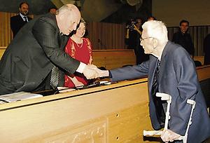 Durnwalder mit seinem Vorgänger als Landeshauptmann von Südtirol, Silvius Magnago (1914-2010), dem er hier (2004) zum 90. Geburtstag gratuliert