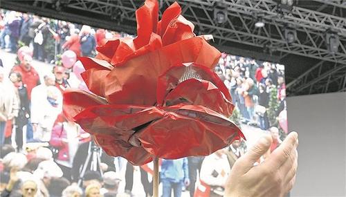 1. Mai 2016 in Wien: Am Rand des Aufmarschs der Sozialdemokraten blüht eine papierene Blüte.