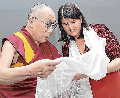 Der Dalai Lama mit Ex-Landeshauptfrau Burgstaller