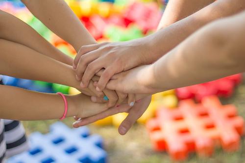 Die Kinderrechtskonvention sichert Kindern eigenständige Rechte zu, wie etwa das Recht auf Schutz vor Gewalt oder das Recht auf Bildung.