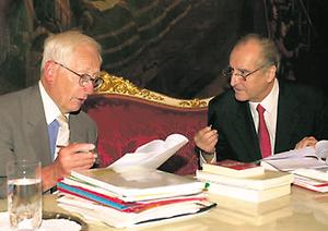 Prüfung. Mit Bundespräsident Thomas Klestil prüfte Adamovich das Zustandekommen der Budgetgesetze (2003)., © Foto: APA