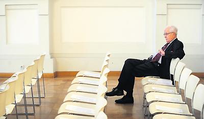 Rückzug. Adamovich vor einer Pressekonferenz zur Einstellung des Verfahres gegen Staatsanwälte in der Causa Kampusch (2011)., © Foto: Gindl