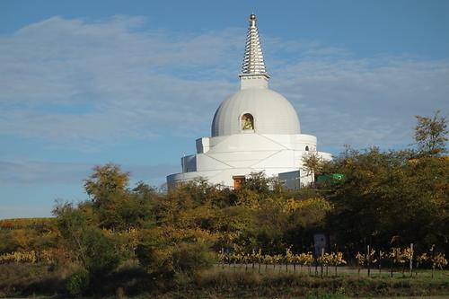 Etwas erhöht am Rand des Wagrams wurde der Stupa gebaut. Verbaut wurden ehemals landwirtschaftlich genutzte Flächen. In einer Nische meditiert die Buddha-Figur
