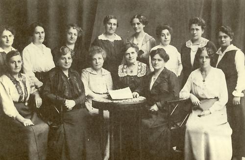 Frauenreichskommitee und Niederösterreichischer Landesausschuss 1917. 1. Reihe: Marie Schuller, Anna Boschek, Therese Schlesinger, Amalie Seidel, Adelheid Popp, Gabriele Proft 2. Reihe: Josefine Deutsch, Marie Münzker, Amalie Pölzer, Marie Bock, Emmy Freundlich, Anna Kaff, Olga Hönigsmann, Mathilde Eisler