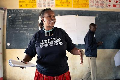 Grace Majiakusi, Trainerin in den Workshops des Alternativen Übergangsritus, vor den Mädchen