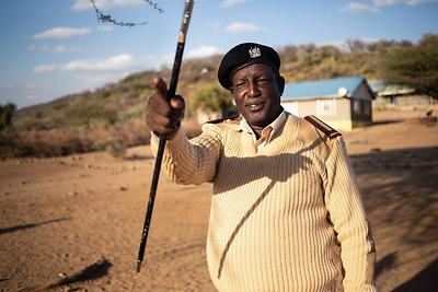 Stephen Likama hat eine herausfordernde Doppelrolle: er ist Gemeindevorsteher und selbst Massai