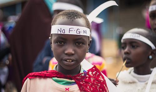 'No Female Genital Mutilation' - keine weibliche Genitalverstümmelung, lautet die Kurzbotschaft auf dem Stirnband dieses Massai-Mädchens in Kenia