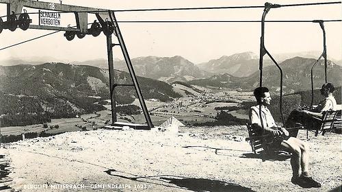 Lift und Landschaft. Technik im Vordergrund, Berge im Hintergrund, Postkarte 1963