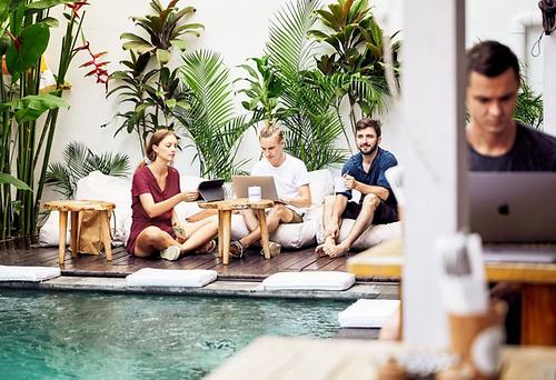 Bei Outpost können die digitalen Nomaden zwischen ihren Zoom-Meetings Surfen gehen, sich im Pool erfrischen...