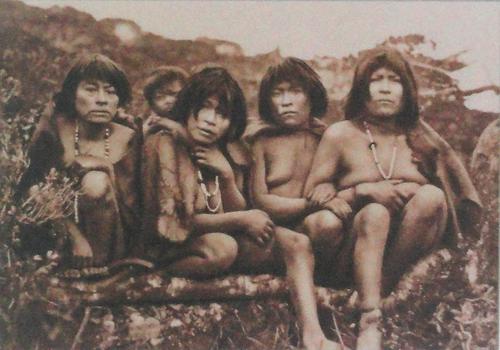 Eine Gruppe Yamana, 1883 fotografiert von William Singer Barclay (1871-1947)