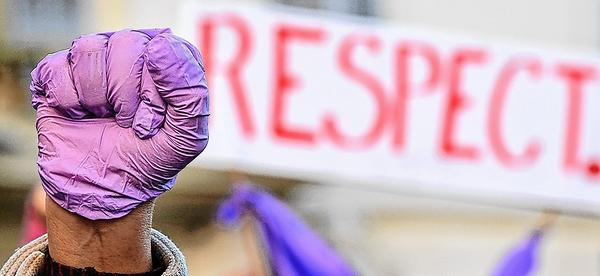 Paris, November 2018: Der 'violette Marsch' setzt ein Zeichen gegen sexuelle Gewalt.