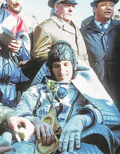 Franz Viehböck nach seiner Rückkehr zur Erde am Weltraumbahnhof Baikonur am 10. Oktober 1991 im Rahmen des 200 Millionen Schilling teuren Austromir-Projekts