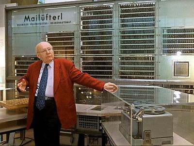 Heinz Zemanek im Dezember 1999 im Technischen Museum vor seinem ersten Transistorencomputer „Mailüfterl“. (© APAweb, Harald Schneider)