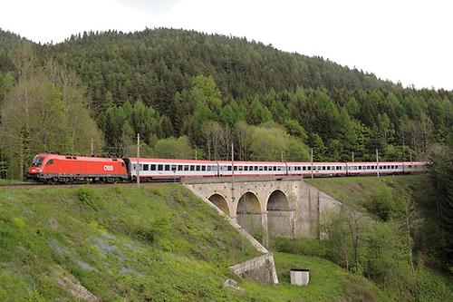 ÖBB EuroCity Zug mit Taurus-Lokomotive auf dem Rumplergrabenviadukt an der Semmeringbahn