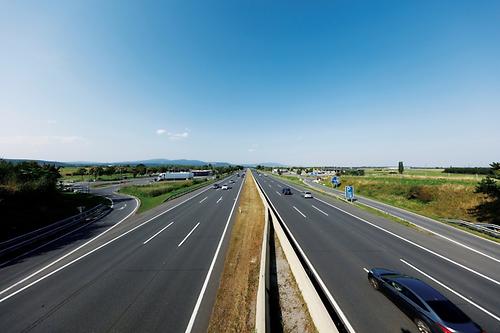 Man könnte auf Autobahnen fast ein komplettes Leben führen, ohne jemals eine Ausfahrt nehmen zu müssen . . . Hier die A2, Südautobahn.