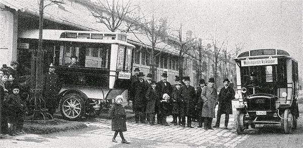 Elektrobus in der Ladestation am Währinger Gürtel, 1912