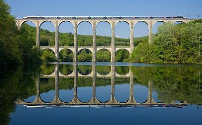 Ein TGV PSE der SNCF überquert das Cize–Bolozon-Viadukt über den Fluss Ain.